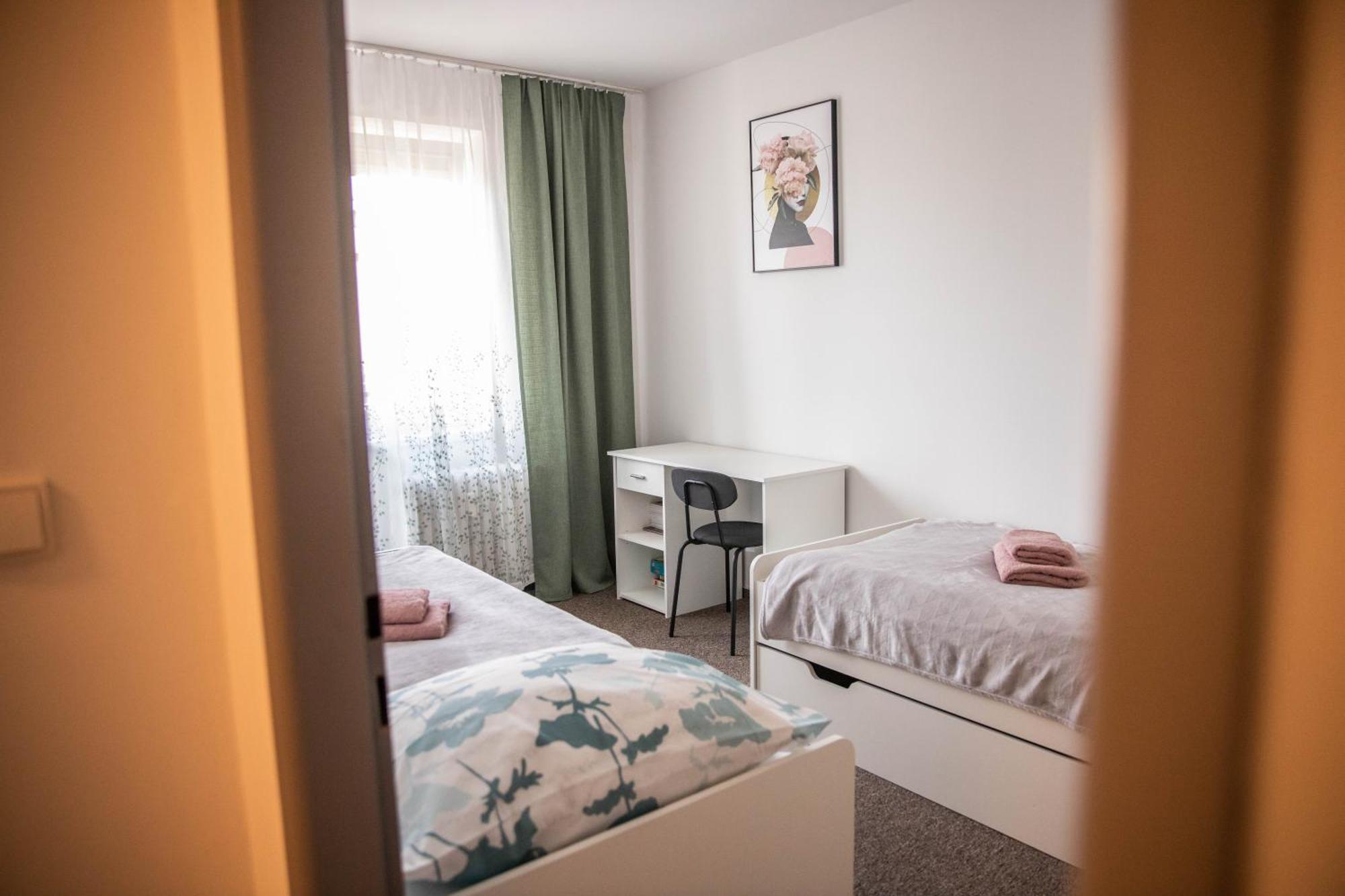 Prostorny Byt V Centru U Reky, 2 Loznice, Balkon Hradec Kralove Exterior photo